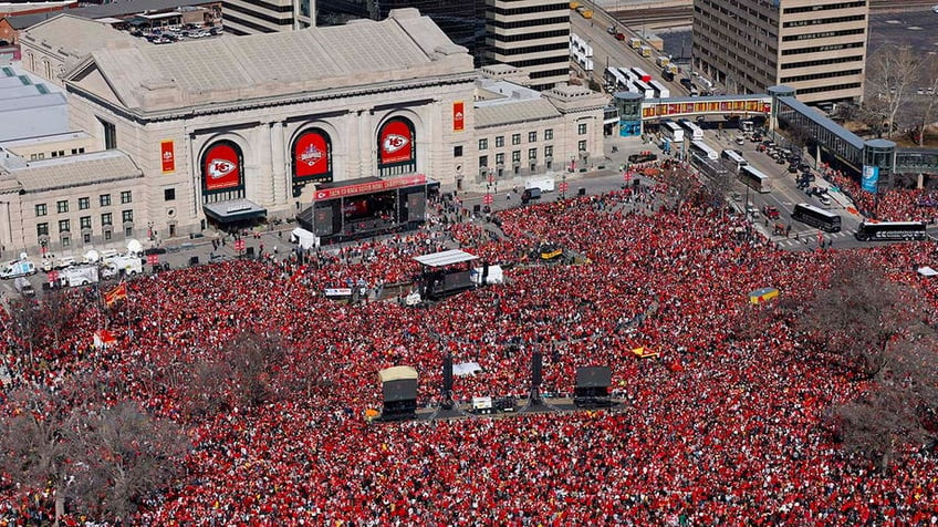 1 dead 22 people injured in shooting near chiefs super bowl victory rally in kansas city