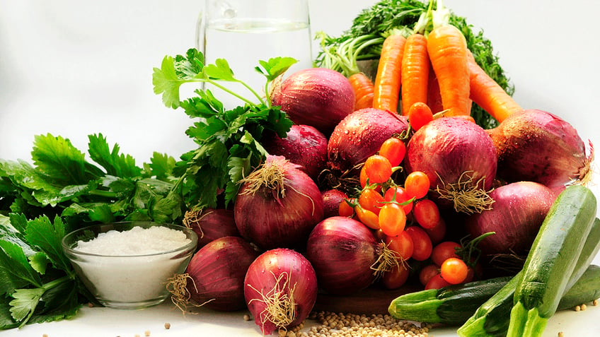 A pile of assorted vegetables