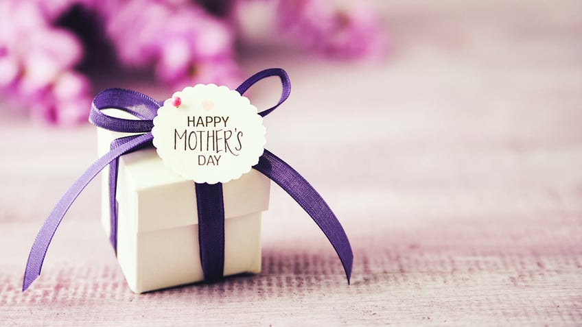 10 perfect gifts for moms on their first mothers day