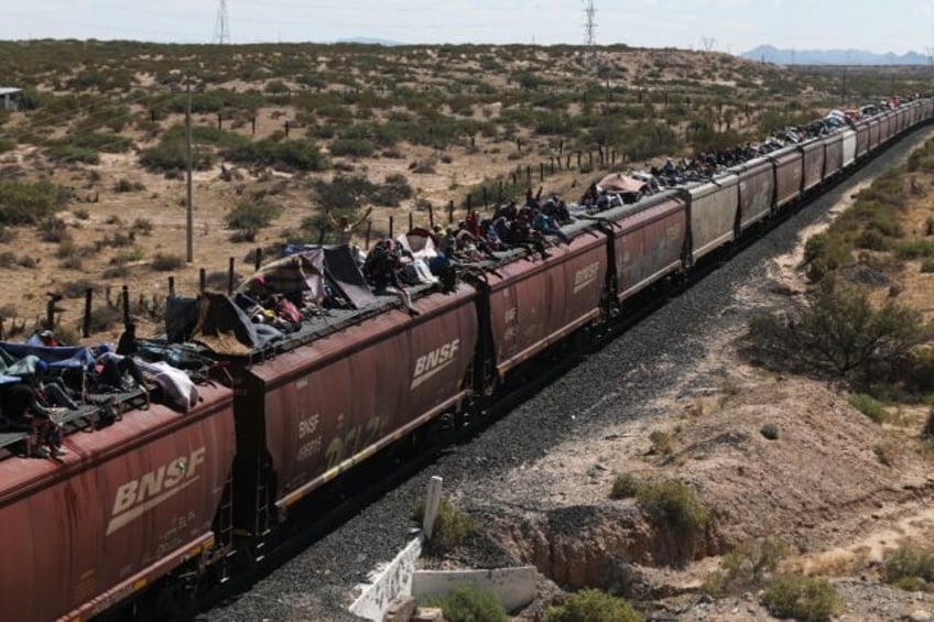 1000 migrants dream of us on train ride through mexico