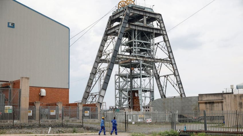 11 dead scores injured after south african mine elevator plummets 650 feet