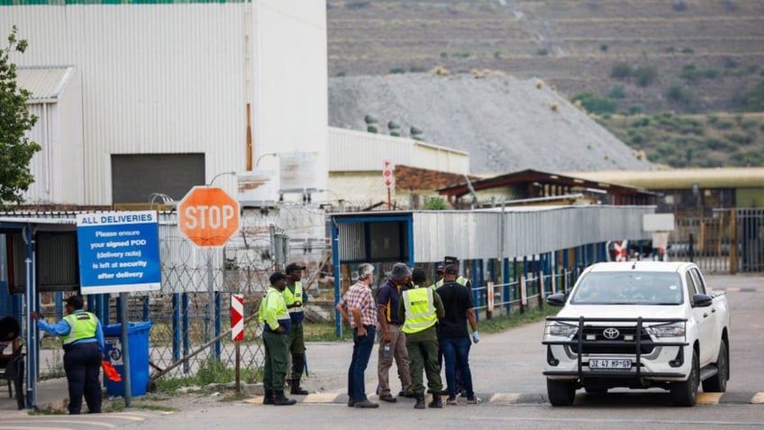 11 dead scores injured after south african mine elevator plummets 650 feet