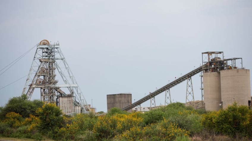 11 dead scores injured after south african mine elevator plummets 650 feet