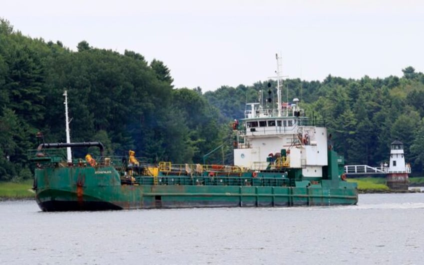 11 people are hurt when a walkway collapses during maines annual lighthouse event