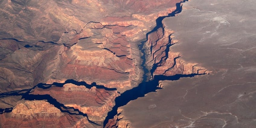 13 year old tourist survives nearly 100 foot fall at grand canyon