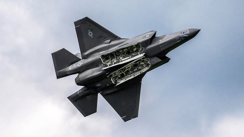  US Air Force F-35 fighter jet performs during the 2024 Airpower international Europesís biggest airshow.