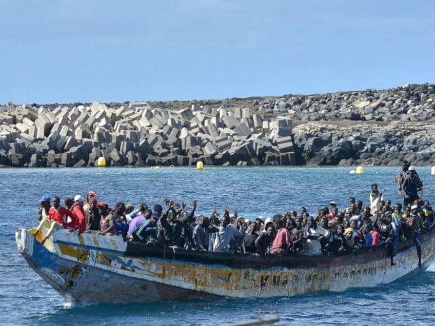 1600 illegal boat migrants land on spanish canary islands over weekend