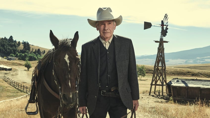 Harrison Ford walks with a horse in "1923"