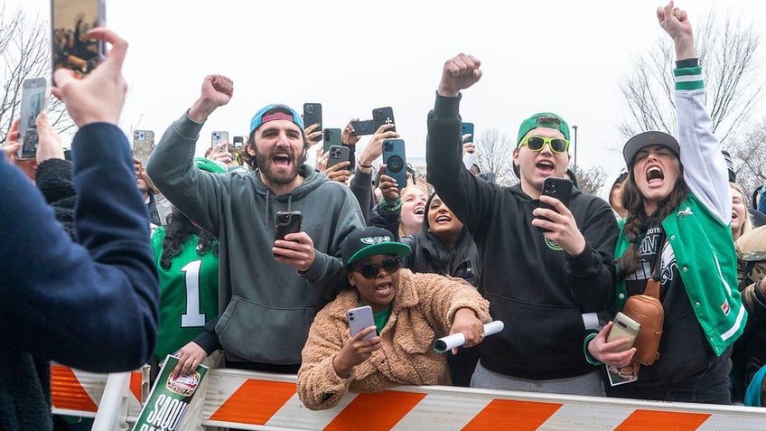 Eagles fans cheer