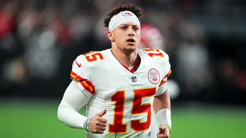 2 time super bowl champ patrick mahomes offers justin fields advice amid bears qbs early season struggles