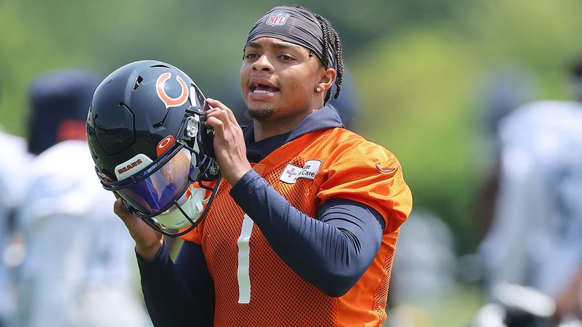 2 time super bowl champ patrick mahomes offers justin fields advice amid bears qbs early season struggles