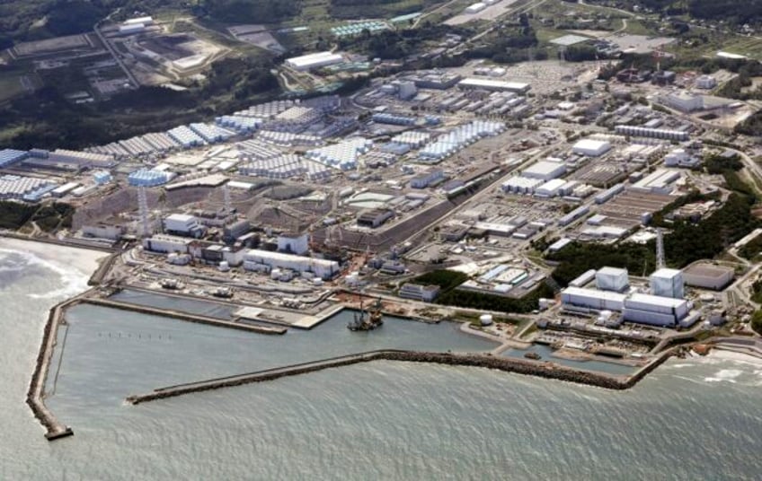 2 workers at fukushima plant hospitalized after accidentally getting sprayed with radioactive waste