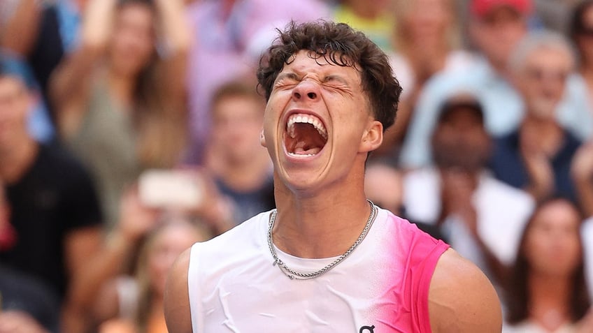 20 year old ben shelton uses 149 mph serves to make us open history on way to quarterfinals