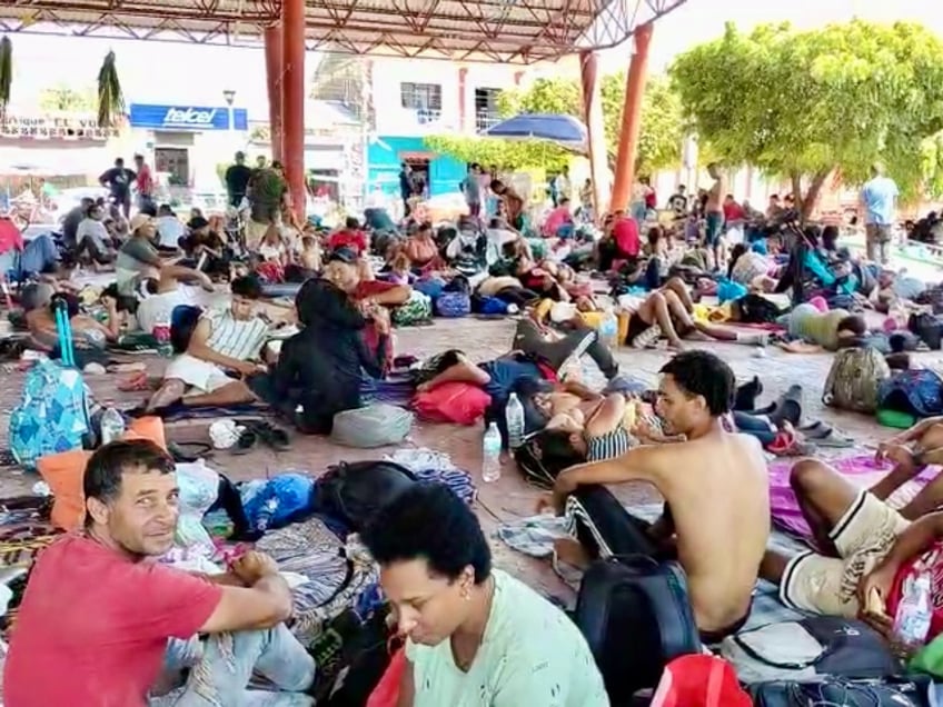 2000 migrants in new government assisted caravan moving through mexico