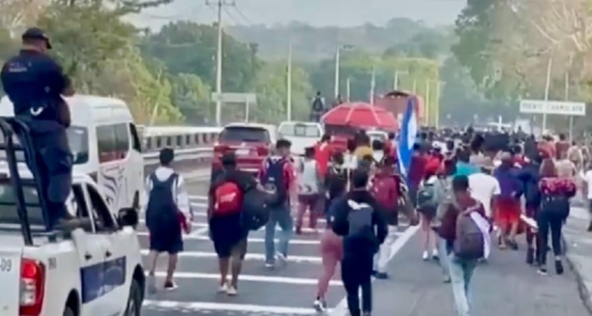 2000 migrants in new government assisted caravan moving through mexico