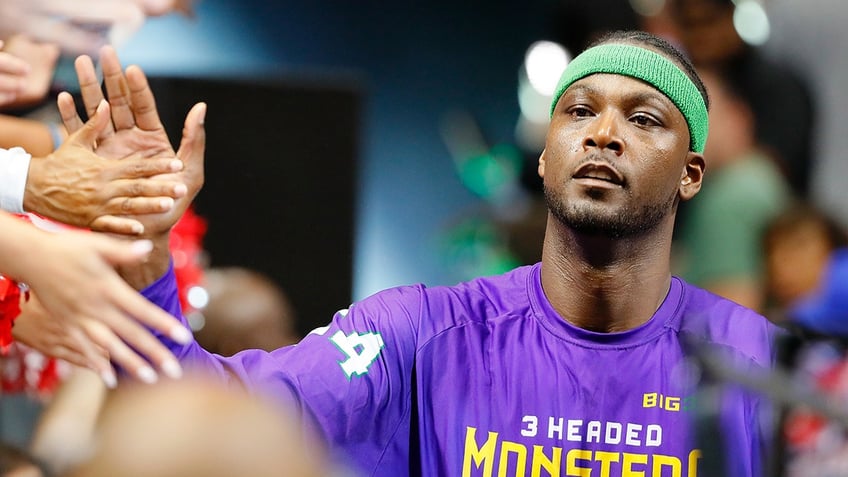 Kwame Brown high-fives fans