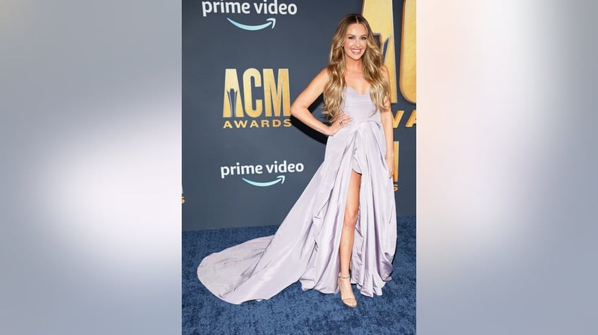 2022 acms host dolly parton dedicates entire show to ukraine i want us to send our love and hope