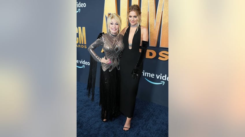 2022 acms host dolly parton dedicates entire show to ukraine i want us to send our love and hope