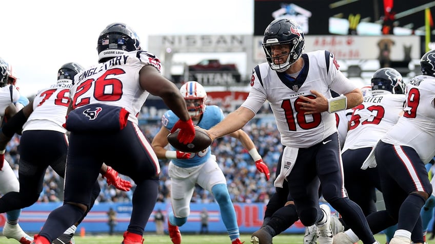 Case Keenum hands ball off