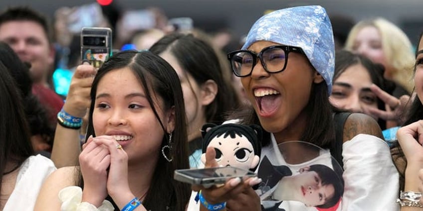 2023 la kcon takes off with 140000 diehard k pop fans