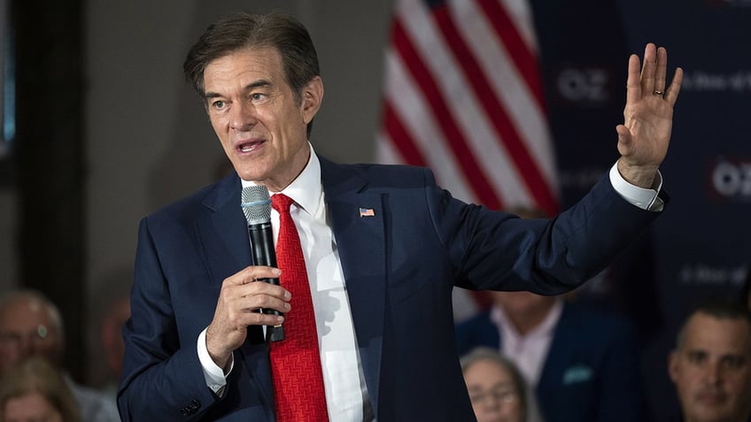 Dr. Oz speaks at a town hall in Blue Bell, PA