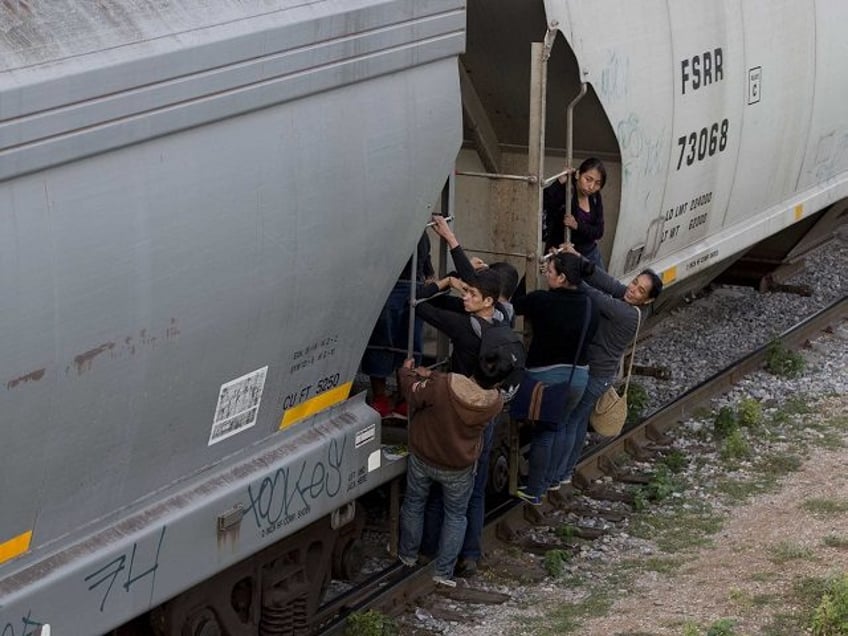 29 migrants found on train crossing canadian border into washington