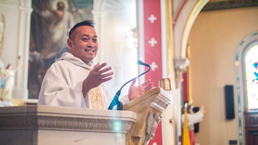 Father Leo Patalinghug preaching