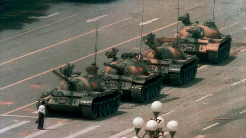 Tiananmen Square, tanks and lone man