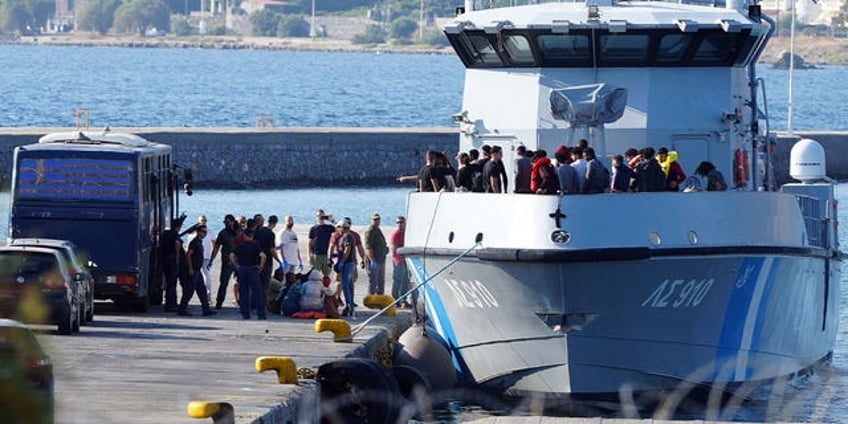 4 dead 18 rescued off greek island after migrant boat sinks