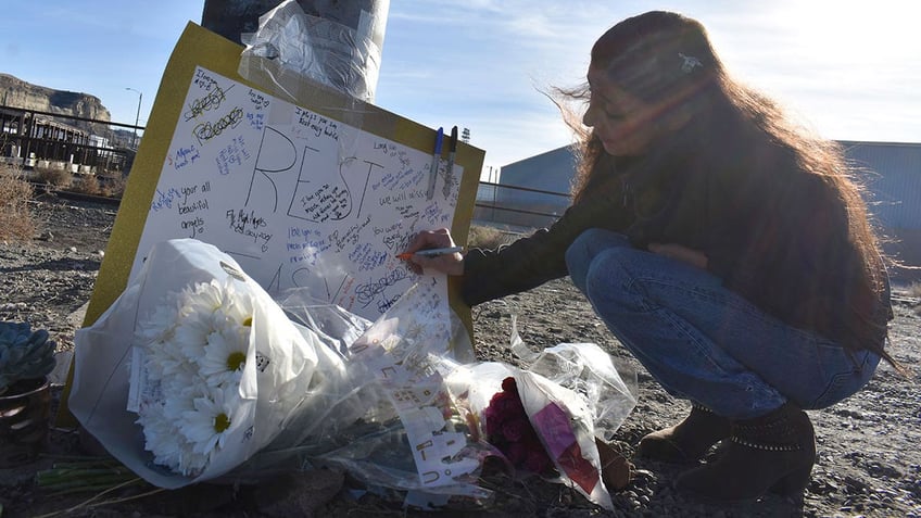 Woman leaves message on sign