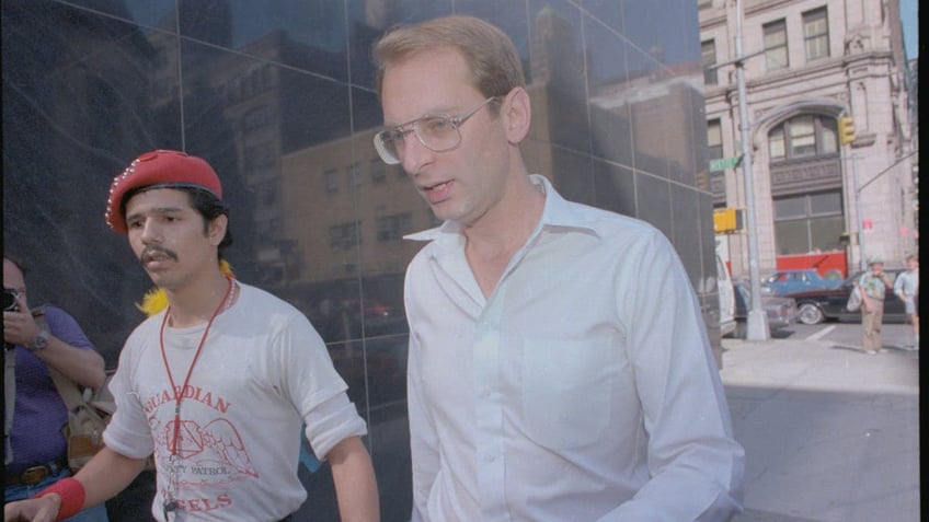 Subway Gunman Bernhard Goetz Strolling into Court