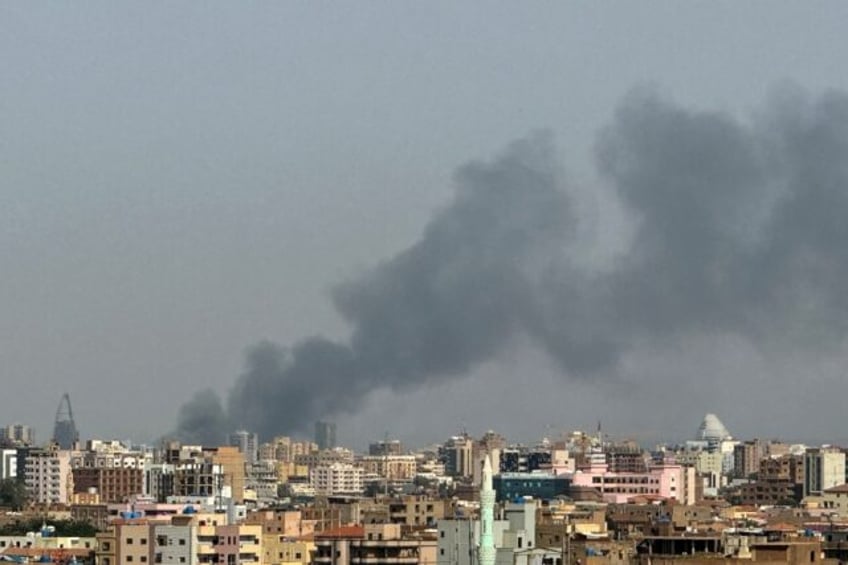 Smoke billowing over central Khartoum as the Sudanese army attacks paramilitary positions