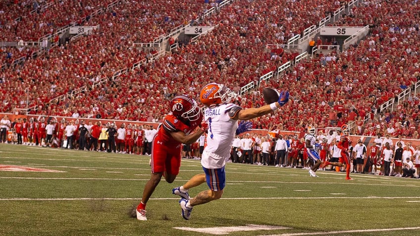 JaTravis Broughton breaks up a pass intended for Ricky Pearsall