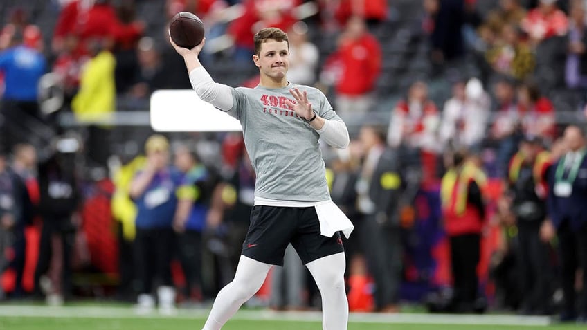 Brock Purdy throws ball