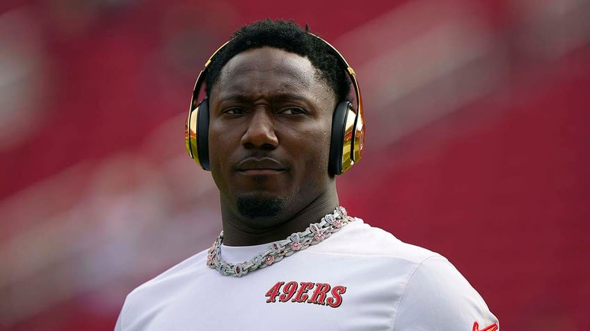 Deebo Samuel Sr warms up before a game