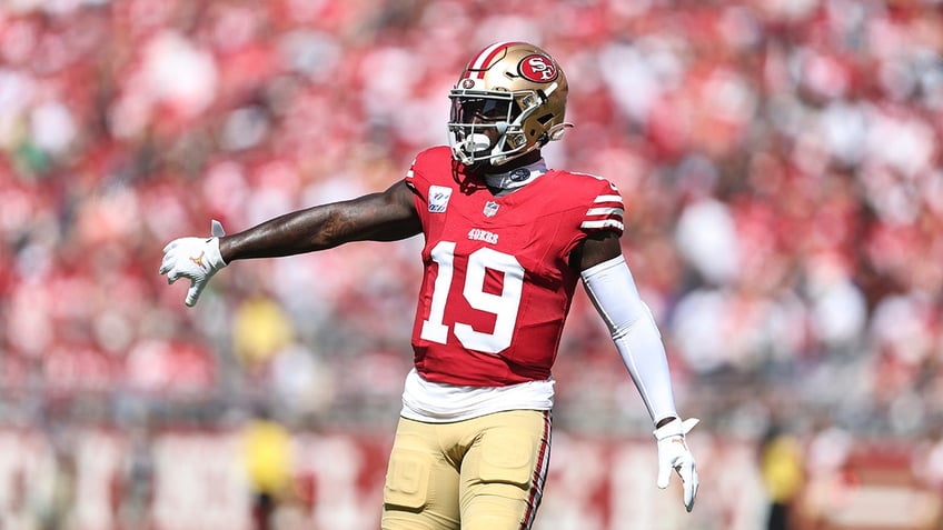 49ers deebo samuel to miss time with fracture in shoulder team says