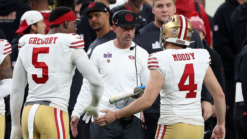 Kyle Shanahan high fives Jake Moody