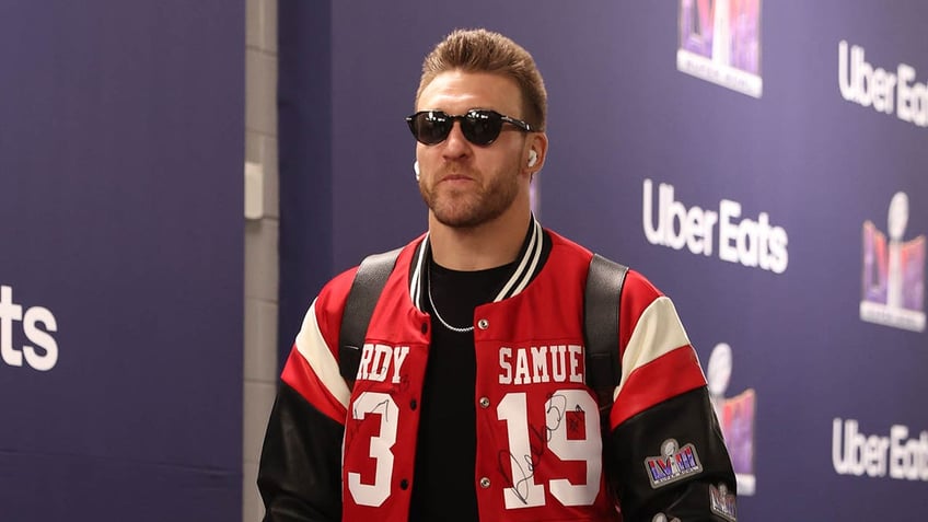 Kyle Juszczyk walking into Super Bowl