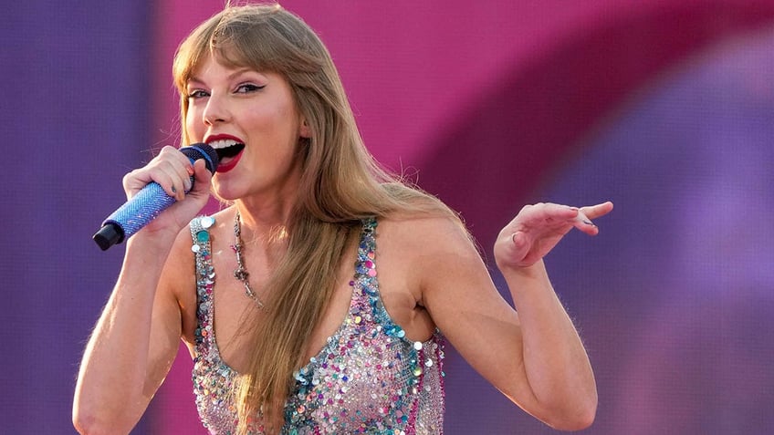 Taylor Swift performs