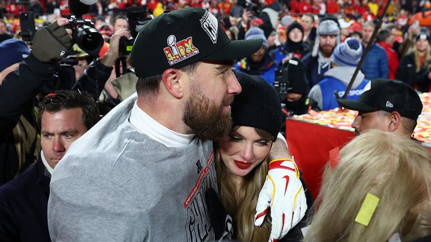 Travis Kelce and Taylor Swift celebrate
