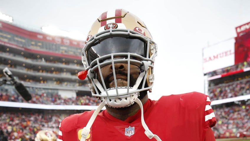 49ers trent williams appears to throw punch on giants defensive lineman avoids ejection