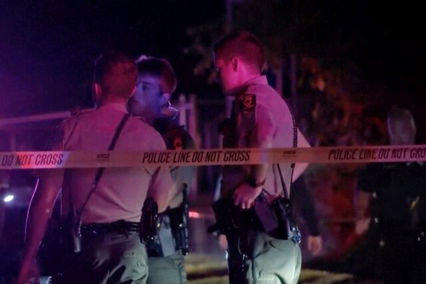 5 people shot in illinois neighborhood and 2 are in critical condition