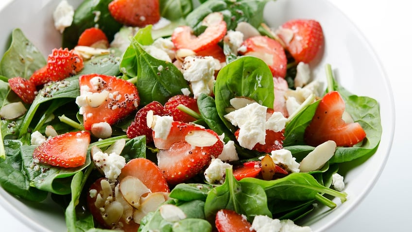 Salad with strawberries and nuts