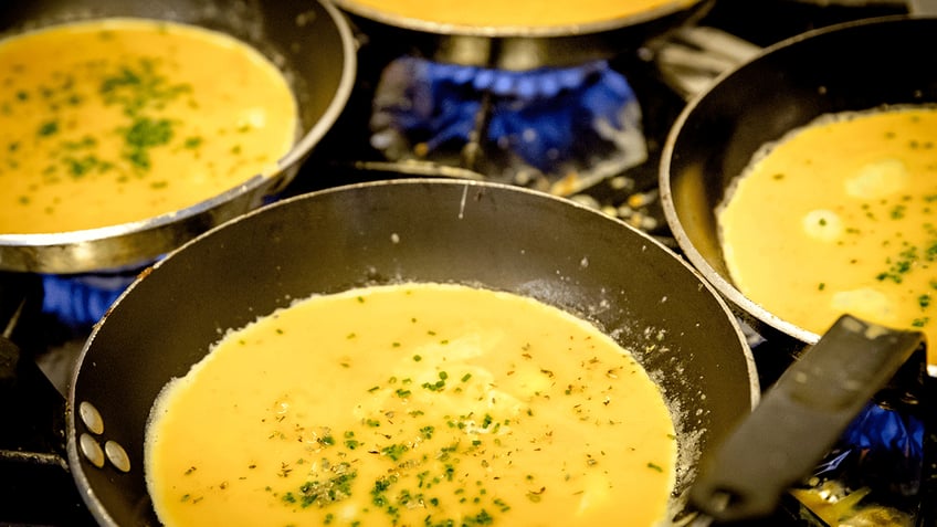 Omelettes in pans