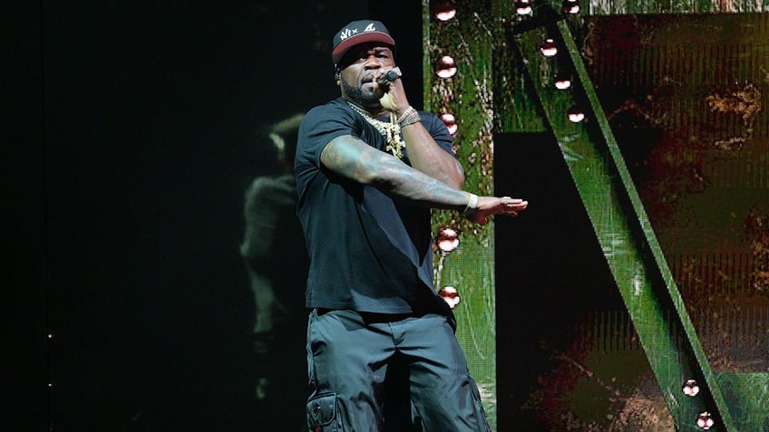 50 cent throws microphone into audience allegedly injuring concertgoer