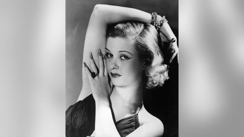 A glamorous photo of Joan Bennett posing.