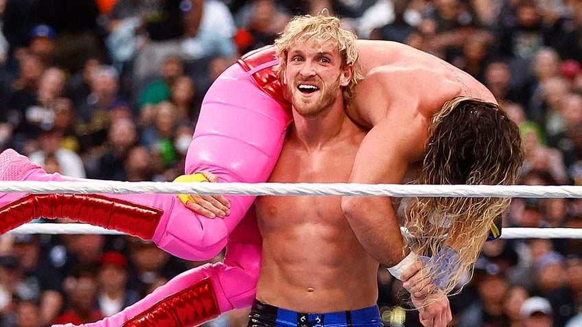 Logan Paul vs Seth Rollins