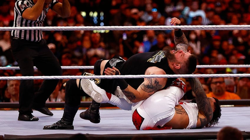 Kevin Owens pins Jey Uso