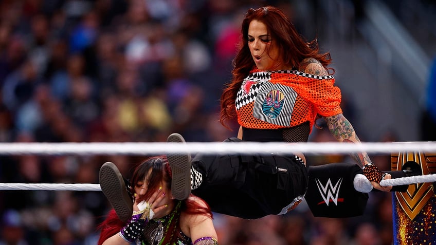 Lita vs Iyo Sky