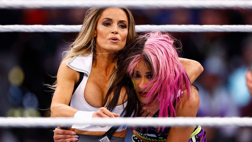 Trish Stratus vs Dakota Kai